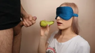 พ่อเล่นเกมทายอาหารกับลูกสาว แล้วแอบเอาควยยัดปาก